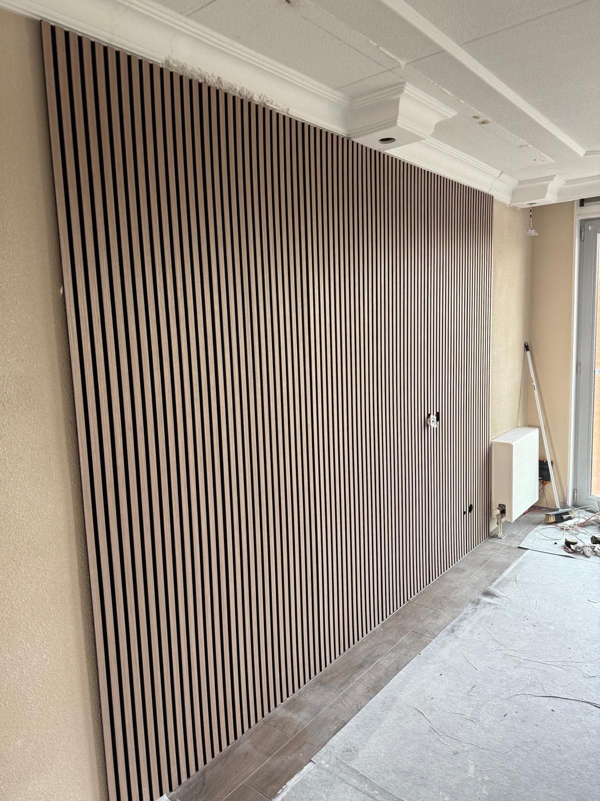 Wand afgewerkt met akoestische wandpanelen