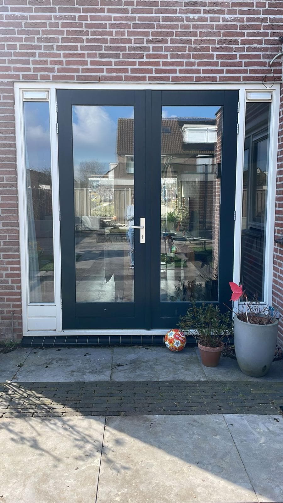 Nieuw geschilderde openslaande deuren aan de achtergevel