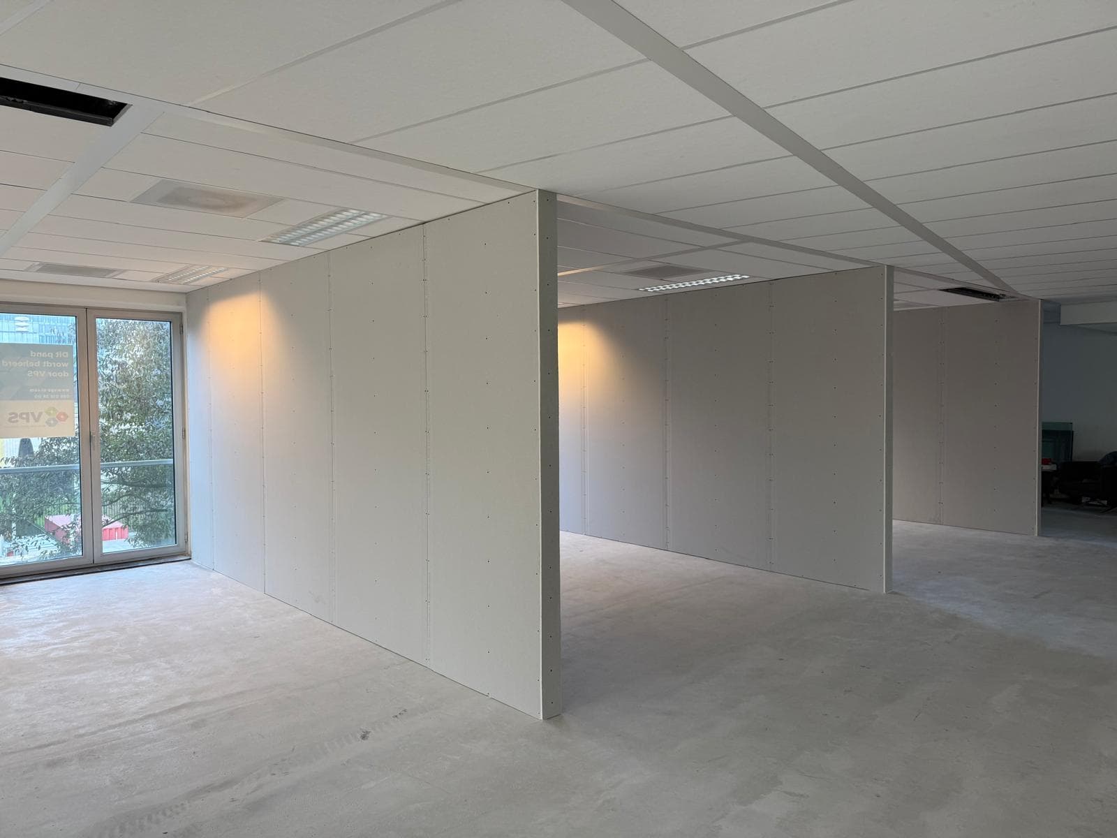 Nieuw geplaatste gipswanden in een kantoorruimte
